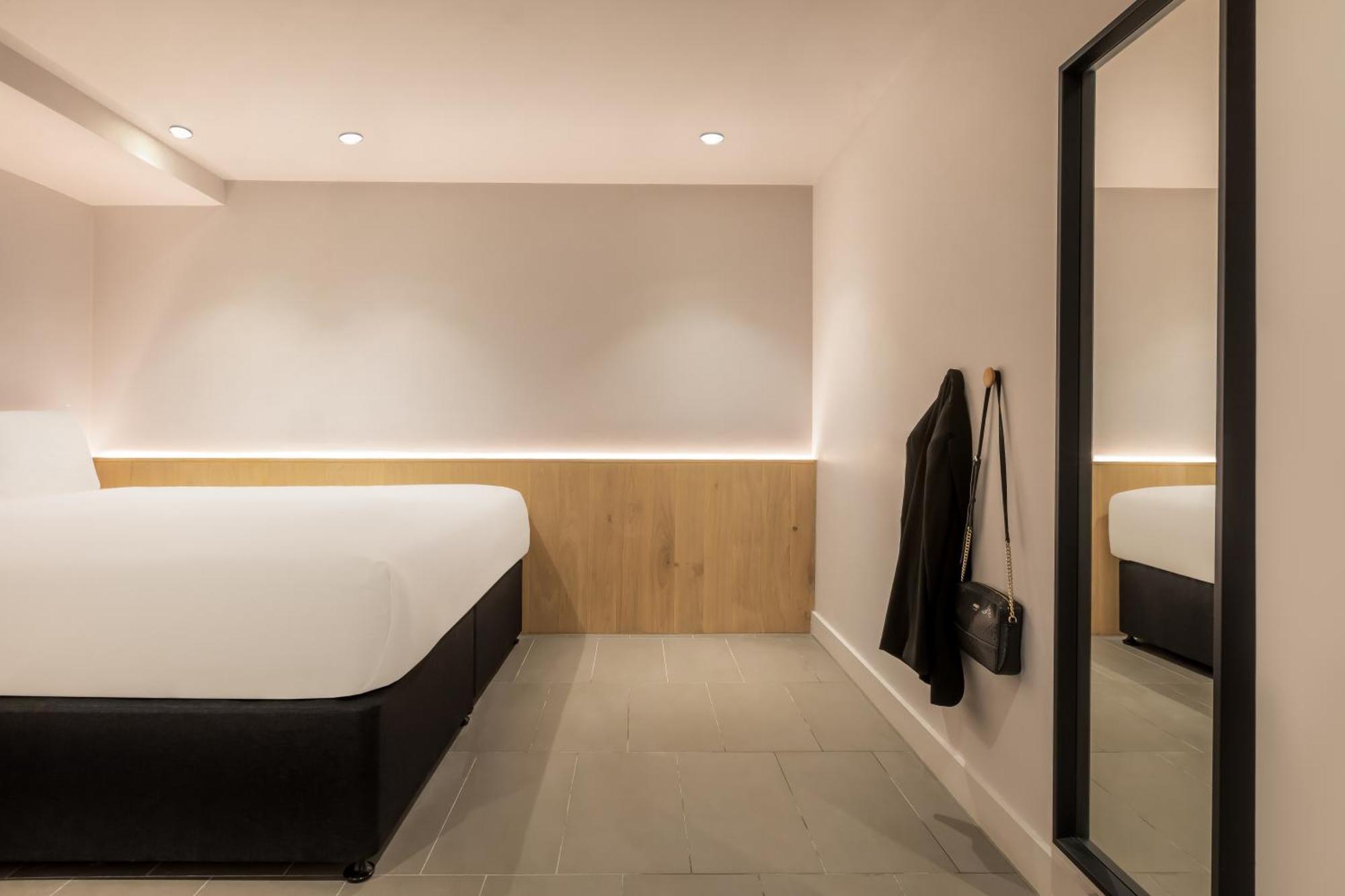 Zedwell Underground Hotel Tottenham Court Rd London Room photo