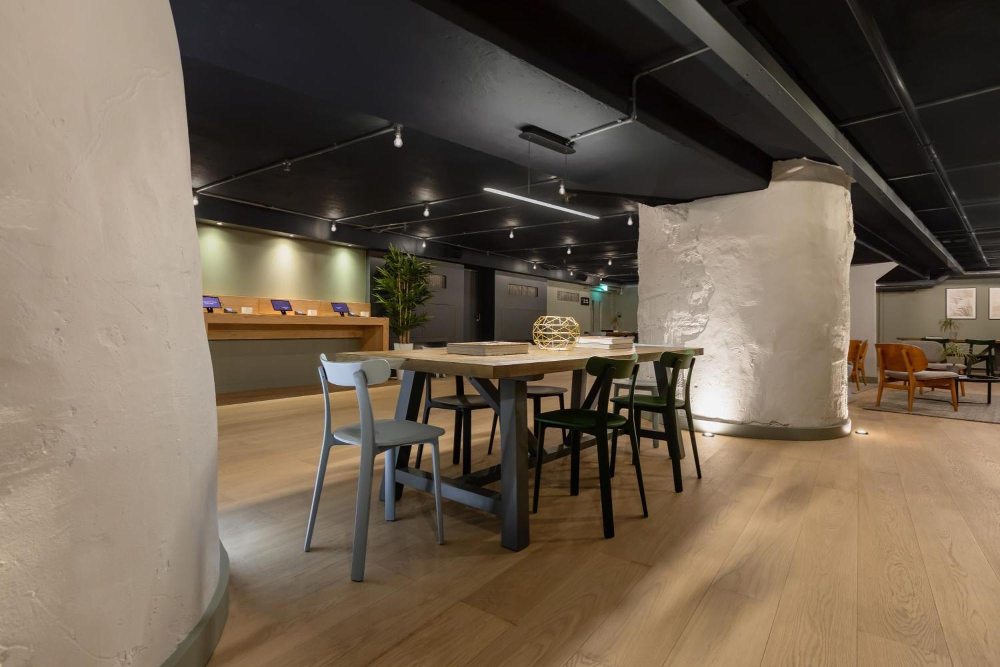 Zedwell Underground Hotel Tottenham Court Rd London Exterior photo